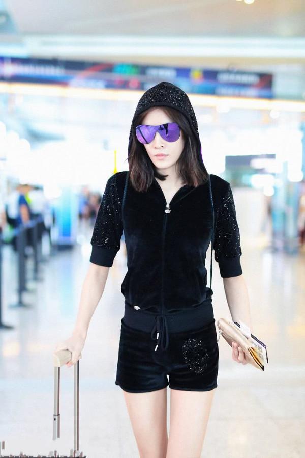 張藍心也有穿錯的時候,銀色外套配健身褲,反而顯腿短了10cm 張藍心也有穿錯的時候,銀色外套配健身褲,反而顯腿短了10cm