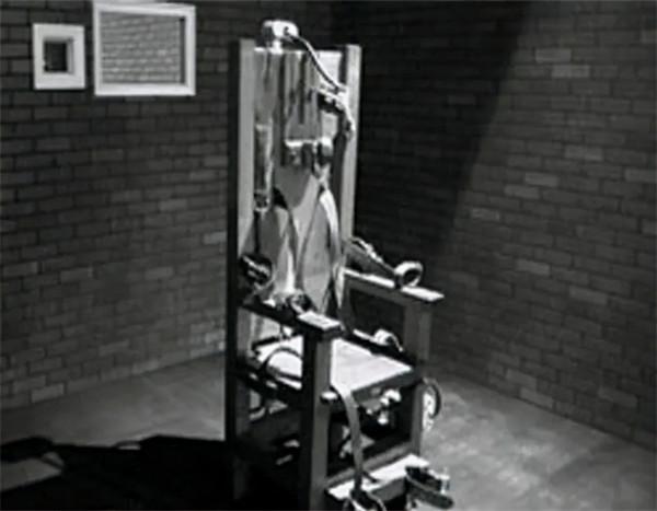 99年美國囚犯被判終身監禁，蠢到親手改判自己死刑，坐上電椅受刑