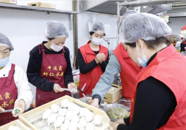 山東老包開了一家水餃店，生意出奇的好，水餃加上辣椒碎末是絕配