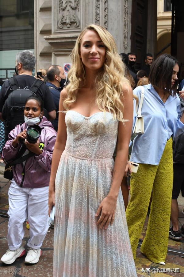 愛麗絲-坎佩洛一襲細閃抹胸裙仙氣飄飄 金色大波浪捲髮美麗迷人