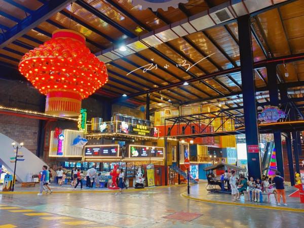 重慶汽博中心旁邊有個“紅酒廣場”，好看又好玩，已成網紅打卡點