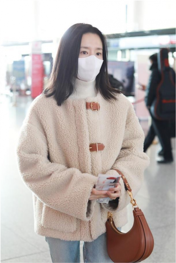 董潔得獎後底氣足！帶兒子現身機場狀態佳，穿羊絨羔氣質照樣出眾