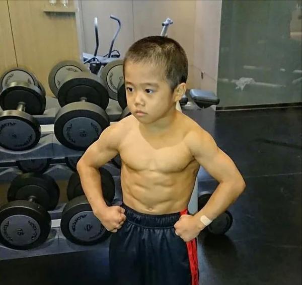 8歲小朋友身材太驚人,腹肌炸裂!網友:小孩子就不該練肌肉 8歲小朋友身材太驚人,腹肌炸裂!網友:小孩子就不該練肌肉
