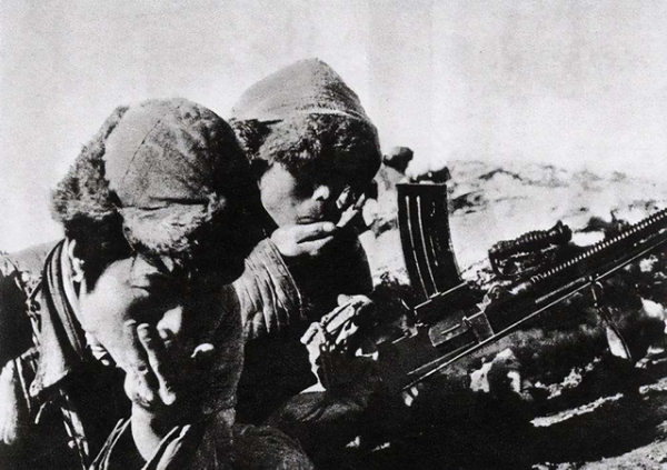 96歲老漢持雙槍，工作人員去收繳，得知槍支來處後不知如何是好