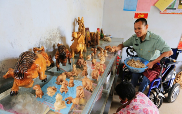 山東漢22歲遇車禍癱瘓，趴床“練功”23年，如今身懷絕技，看是啥