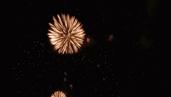 2022年第一個夜晚，我想和您一起看煙花，就如當年我還小，您未老