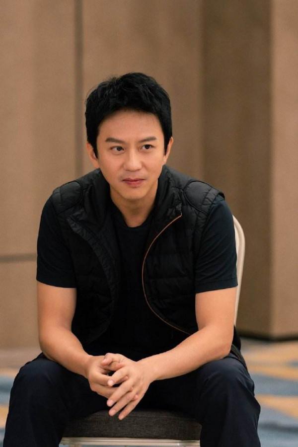 鄧超：把丈母孃當成親媽孝順，街頭混子改邪歸正，登上人生巔峰