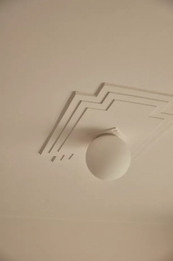 為了呼應周邊環境的雅緻與浪漫,整個家都用奶油色系進行了裝飾 為了呼應周邊環境的雅緻與浪漫,整個家都用奶油色系進行了裝飾