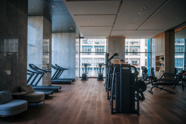 住進愛馬仕橙的房間，躺在高空看海景