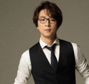 主持人陳辰罕曬全家福，與小3歲老公似姐弟，曾在41歲時高齡生女