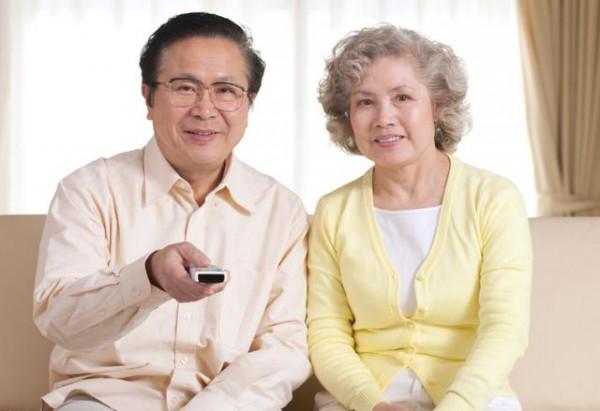 竹金仁寧可獨自面對孤獨的生活，不願讓保姆走進自己的內心世界