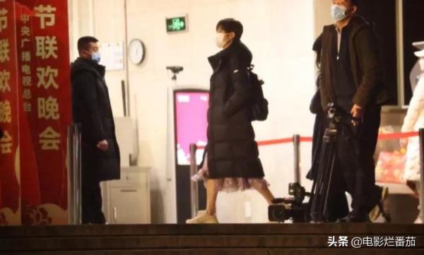 春晚五次聯排：趙麗穎緊身褲吸睛，沈騰眼神犀利，張小斐知性俏皮