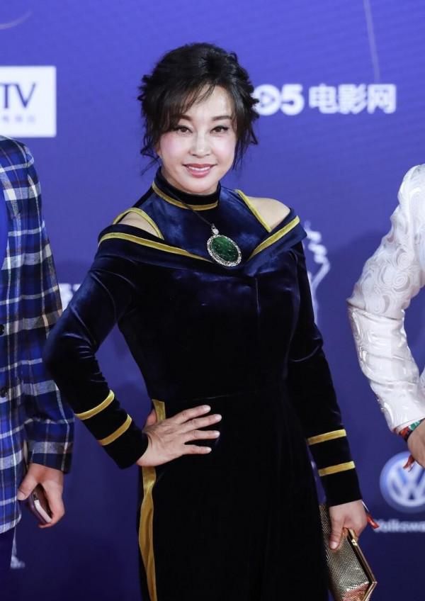 劉曉慶像是吃了“防腐劑”，穿絲絨套裝小露香肩，看不出快70歲了