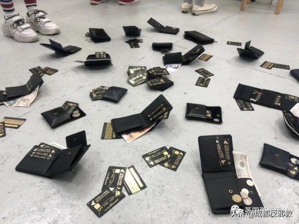 日本辦了一場“可以偷的藝術展”，結果還沒開偷就全被搶光了