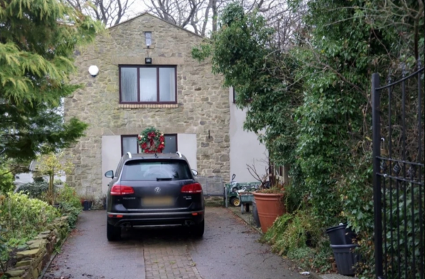 美國73歲老頭違規擴建自己房屋，拆除墓地破壞鄰居祖墳，引發眾怒