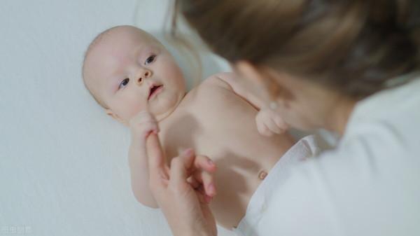 當嬰兒第一次呼吸時會發生什麼? 當嬰兒第一次呼吸時會發生什麼?