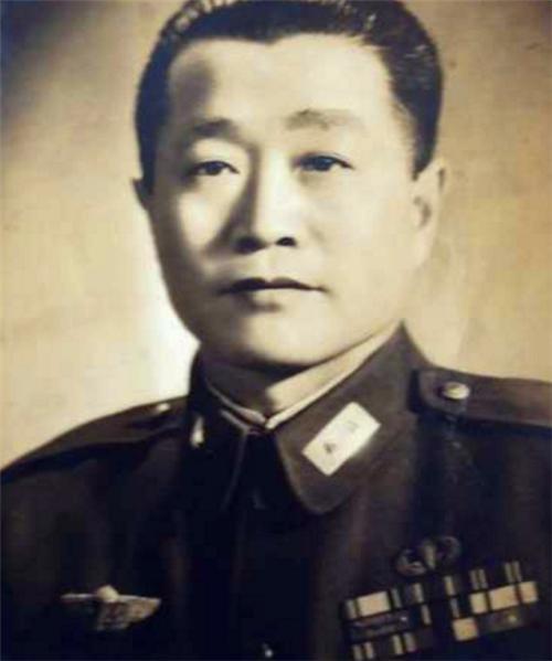 第五軍遠征緬甸時下轄的三個師都由誰擔任師長，他們後來都怎樣了