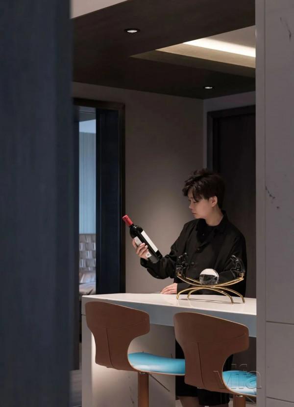 以沉靜之形 構築有趣真我 以沉靜之形 構築有趣真我