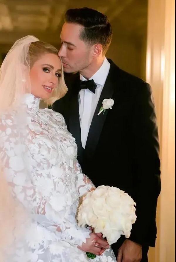 曝大小姐希爾頓結婚照！場景浪漫奢華堪比宮殿，高富帥老公太養眼