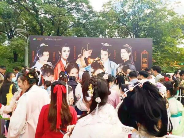 國風古韻 金秋遊園 漢服驚鴻 衣袂飄飄 國風古韻 金秋遊園 漢服驚鴻 衣袂飄飄