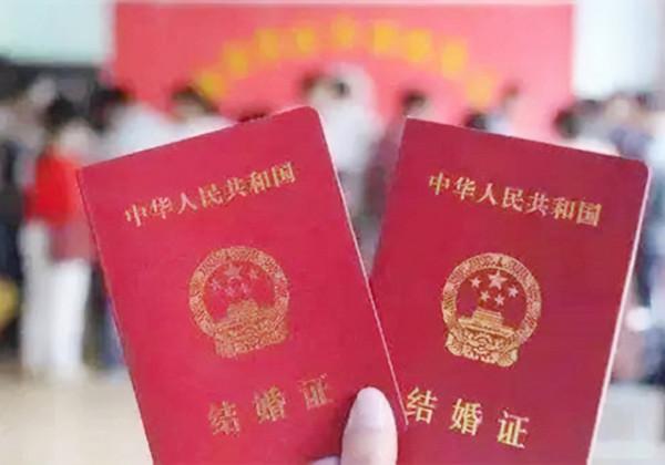 女子帶前夫改嫁16年，住在同一屋簷下，兩任丈夫成好兄弟