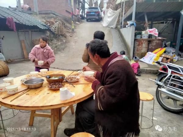 彝寨辦殺豬宴啦!村裡人都過來吃 彝寨辦殺豬宴啦!村裡人都過來吃