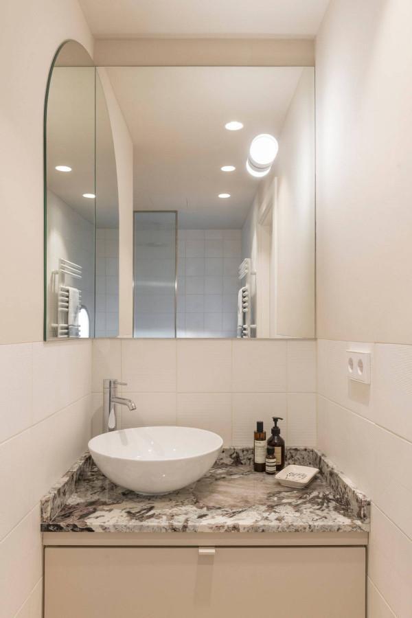 有陽臺有陽光的家，櫥櫃轉角佈局別具一格，一個人獨自生活也精彩