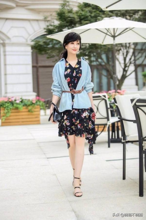 女人50歲以後，不管穿褲子還是裙子，少穿這2種鞋子，低階沒氣質