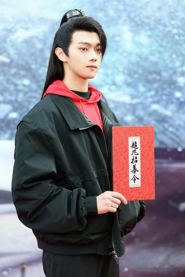 許凱亮相《雪鷹領主》開機儀式 古裝髮型飄逸英氣