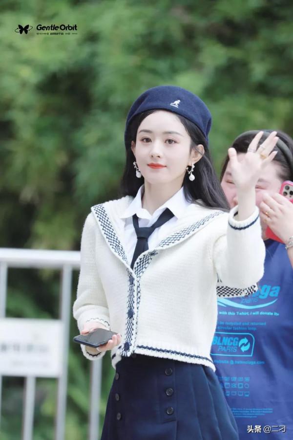 趙麗穎 白色針織上衣搭配藍色短裙 在逃學姐既視感 趙麗穎 白色針織上衣搭配藍色短裙 在逃學姐既視感