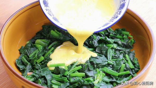 菠菜中淋入2個雞蛋，頭次見這種做法，不炒不涼拌，出鍋瞬間搶光