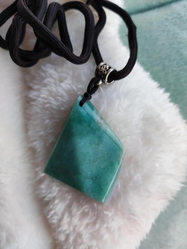 請懂翡翠的朋友看一看，這塊翡翠下腳料值不值