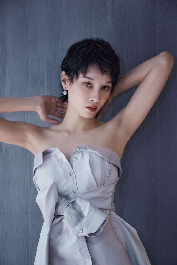 張藍心現身大學生電影節楚楚動人 穿白色拼接禮服秀精緻鎖骨 張藍心現身大學生電影節楚楚動人 穿白色拼接禮服秀精緻鎖骨