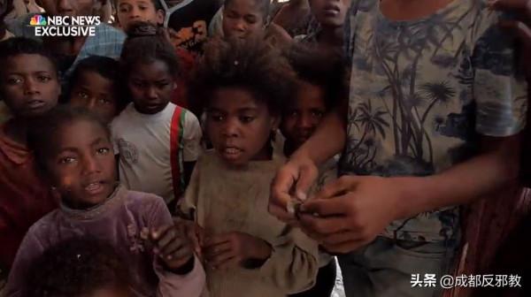 非洲5歲兒童當礦工，僅為6角錢收入工作13小時，5個人分吃一碗米飯