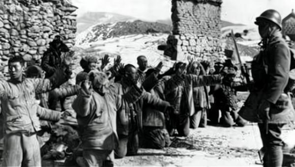 日軍殘害八路軍，強迫百姓喝開腦粥，村民大喊：倭寇，我死也不喝