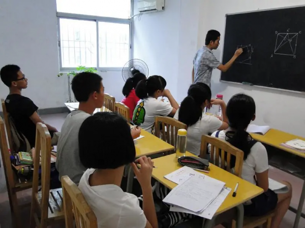 “雙減”政策落地,“拼家長”的時代正式到來,家長焦慮愈發凸顯 “雙減”政策落地,“拼家長”的時代正式到來,家長焦慮愈發凸顯