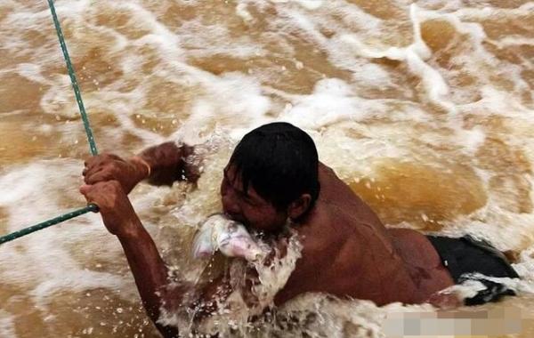 湄公河上玩命的捕魚人：在洪流中捕巨魾，一條能賣上萬元！紀錄片