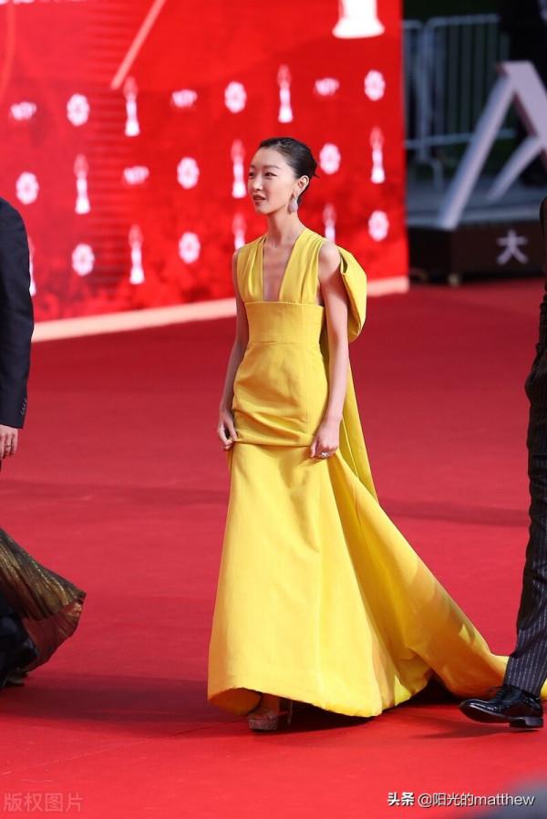 第11屆北京電影節開幕紅毯,周冬雨一襲長裙元氣滿滿 第11屆北京電影節開幕紅毯,周冬雨一襲長裙元氣滿滿