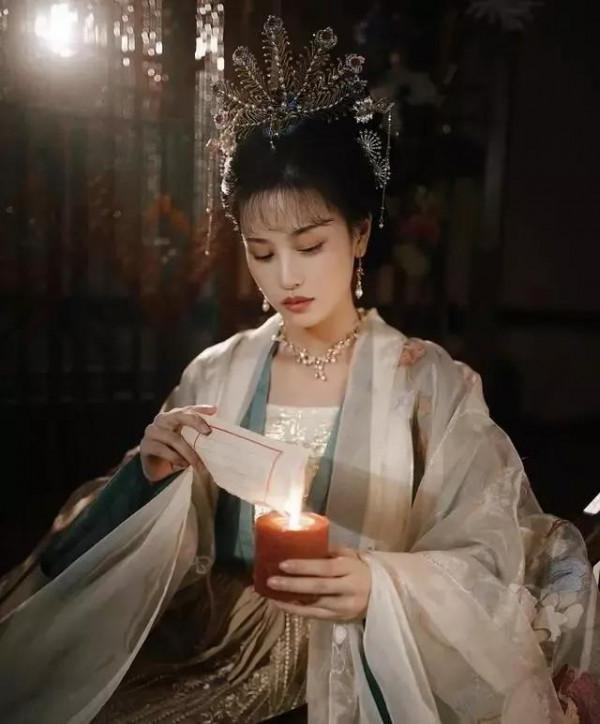 網紅穿漢服模仿 江玉燕＂，網友：讓你模仿沒讓你超越