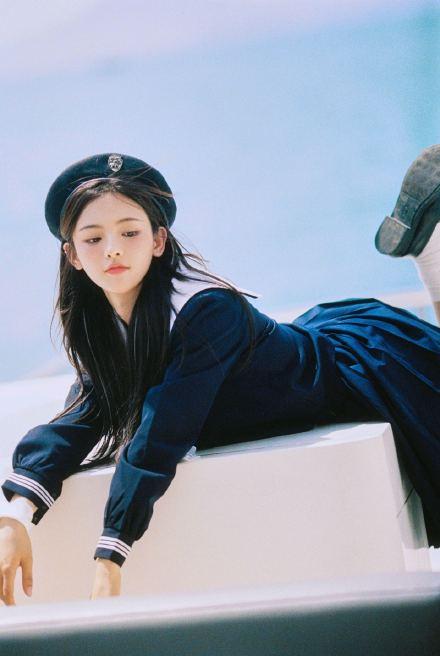 楊超越攜巨型水壺上班,印花長袖配白色短裙甜美可人 楊超越攜巨型水壺上班,印花長袖配白色短裙甜美可人