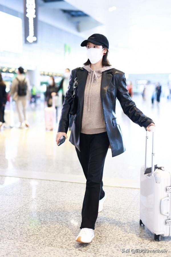 街拍：李純針織帽衫+皮西裝+運動鞋+休閒褲+棒球帽簡約大氣