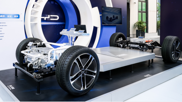 比亞迪海豚將刀片電池融入車身結構，小巧車身蘊藏寬大空間