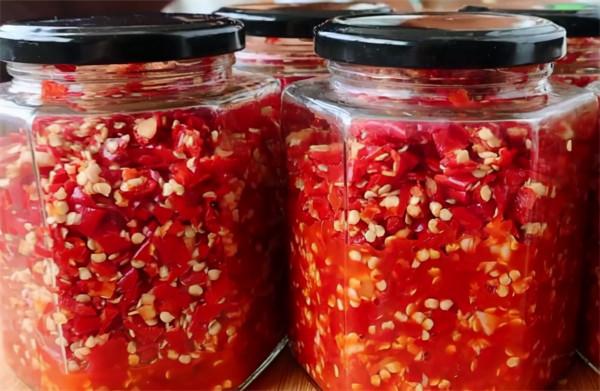 做剁椒醬的季節到了，20年秘製配方告訴你，又香又辣，拌啥都好吃