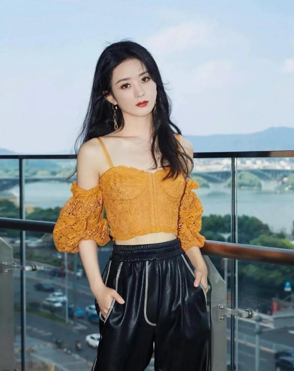 趙麗穎在娛樂圈不算最漂亮的，但是這張小圓臉就是討喜，百看不厭