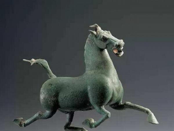 為什麼馬踏飛燕照片都是側面,怕你看到正面照後忍不住哈哈大笑 為什麼馬踏飛燕照片都是側面,怕你看到正面照後忍不住哈哈大笑