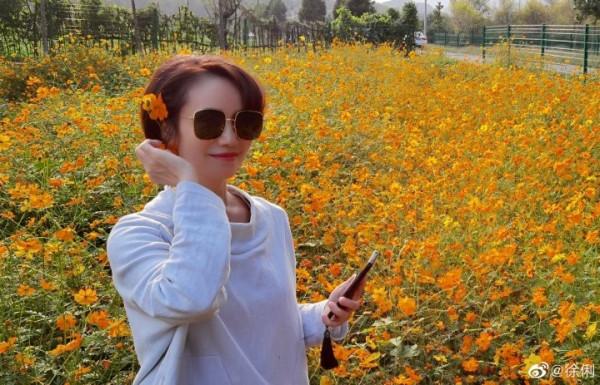 央視主播徐俐退休後回農村，拍照姿勢好少女，氣質堪比董卿