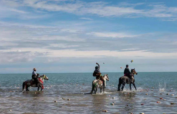 青海湖“湖神顯靈”了？大量湖水被雷雲吸上天，到底發生什麼事？