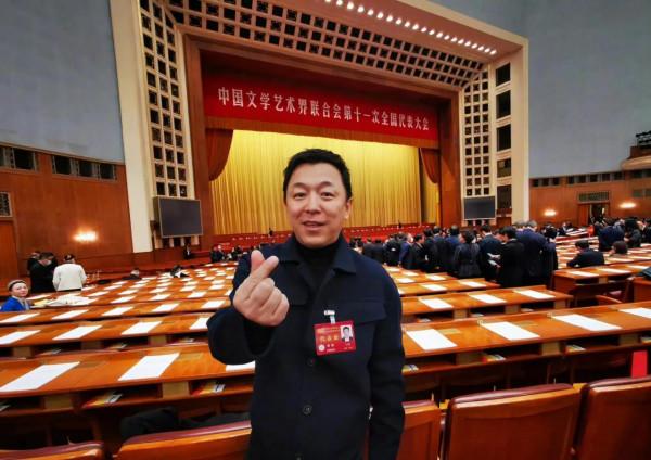 黃渤吳京鄧超同框比心，沈騰貢獻全部笑點，大合照來了半個娛樂圈