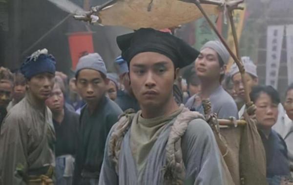 民間故事:書生借宿寺廟,見敲門的老僧不穿鞋,一柄戒尺助他擋災 民間故事:書生借宿寺廟,見敲門的老僧不穿鞋,一柄戒尺助他擋災