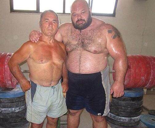 “希臘大灰熊”，體重超200公斤，可以用470公斤做澤奇聳肩